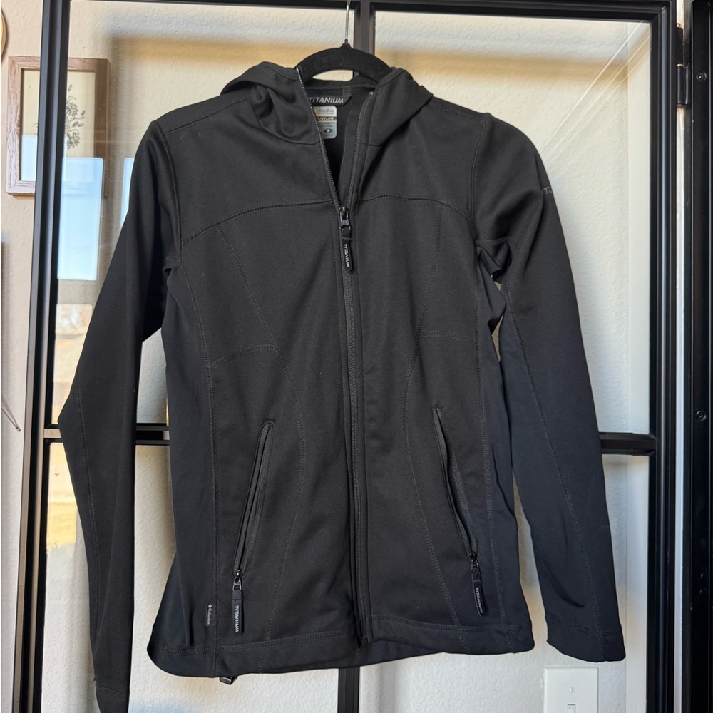 Columbia Titanium Black Women’s Jacket with Hood and Zip Pockets